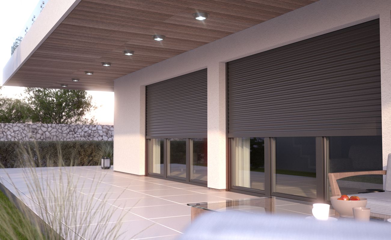 Moderne Terrasse mit Rollläden an großen Fenstern, gepflastertem Boden und gemütlicher Sitzgelegenheit.